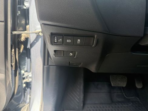 Used 2024 Toyota Corolla Cross SE image 19