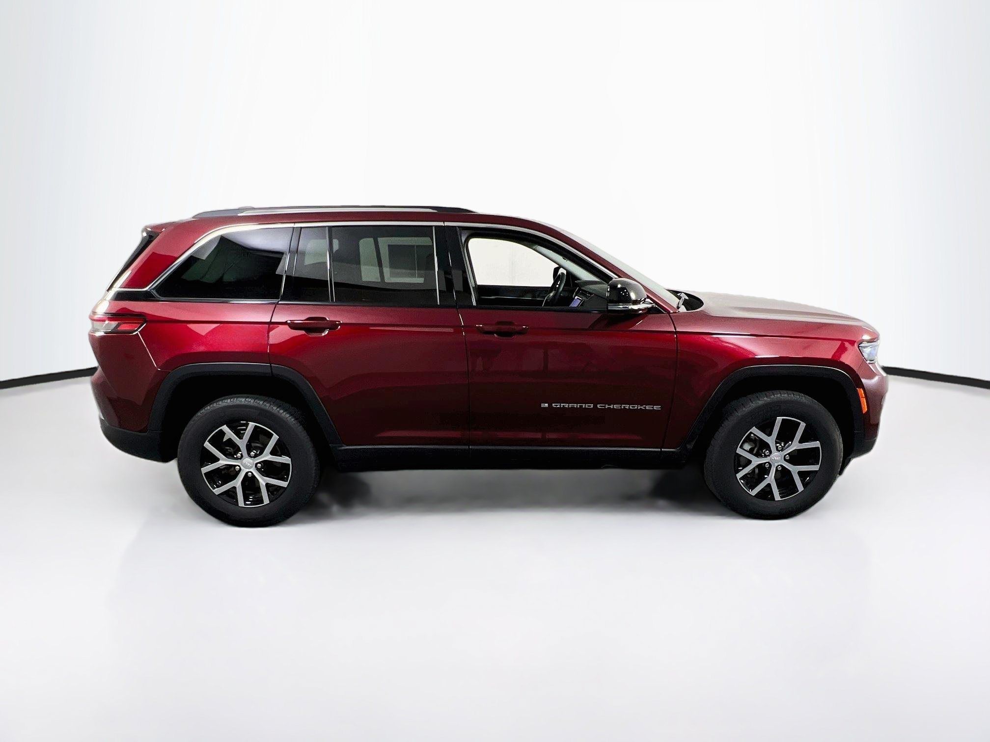 Used 2023 Jeep Grand Cherokee Limited AWD/4WD image 4