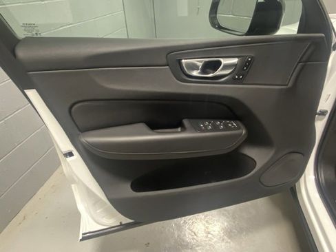 Certified 2025 Volvo XC60 B5 Core image 7