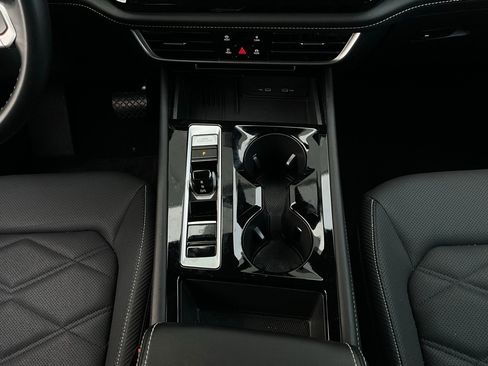 Used 2025 Volkswagen Atlas Cross Sport SE image 15