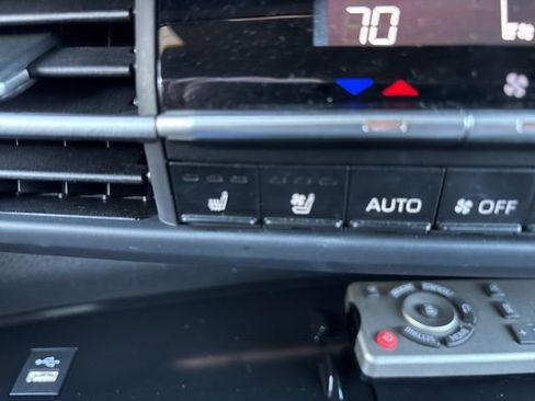 Used 2025 Toyota Sienna Platinum image 30