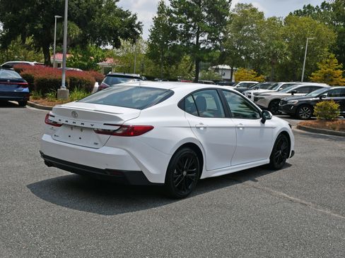 Used 2025 Toyota Camry SE FWD image 4
