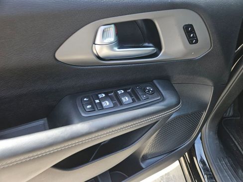 Used 2025 Chrysler Pacifica Select image 15