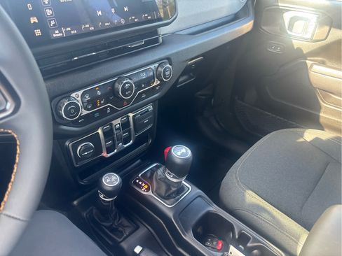 Used 2024 Jeep Wrangler Unlimited w/ Convenience Group AWD/4WD image 18