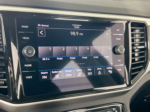 Used 2023 Volkswagen Atlas SE image 14