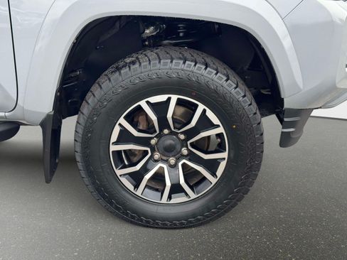 Used 2020 Toyota Tacoma TRD Sport w/ Technology Package AWD/4WD image 8