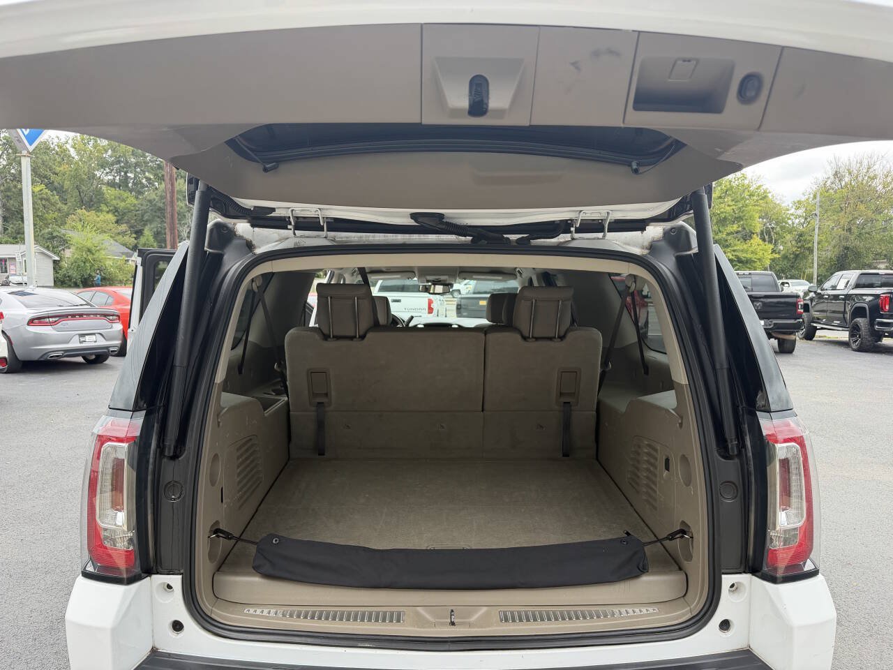 Used 2020 GMC Yukon XL SLT w/ HD Trailering Package RWD image 12