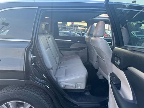 Used 2014 Toyota Highlander XLE image 16