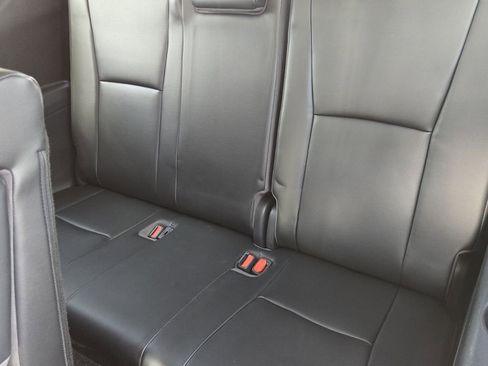 Used 2023 Toyota Highlander XLE image 16