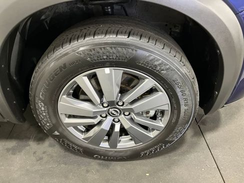 Used 2025 Nissan Pathfinder SV image 12