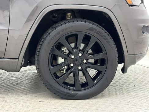 Used 2019 Jeep Grand Cherokee Altitude AWD/4WD image 12