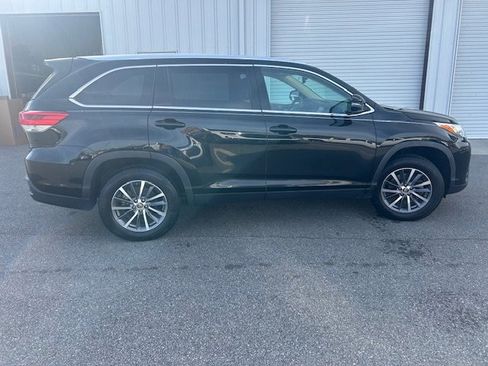 Used 2019 Toyota Highlander XLE image 6