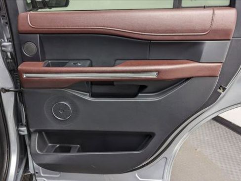 Used 2024 Ford Expedition Limited image 19