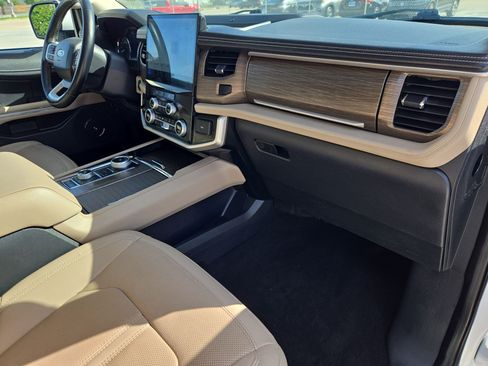 Used 2024 Ford Expedition Limited AWD/4WD image 32