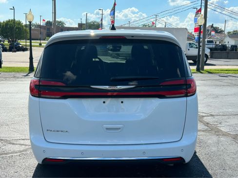 Used 2023 Chrysler Pacifica Touring-L FWD image 5