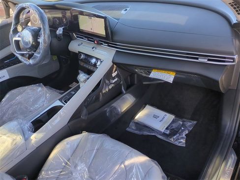 Used 2025 Hyundai Elantra Limited image 28