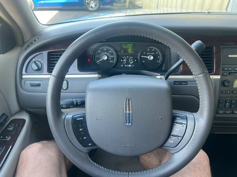 Used 2007 Lincoln Town Car Signature RWD image 7