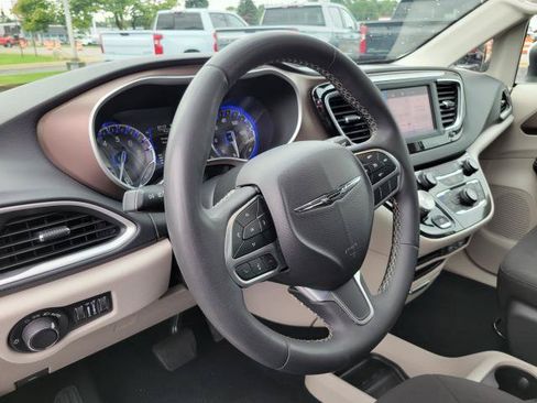 Used 2023 Chrysler Voyager LX FWD image 10