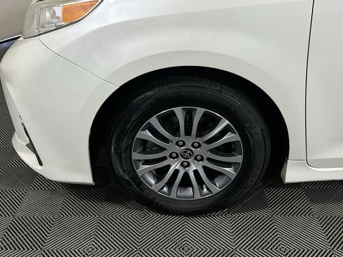 Used 2020 Toyota Sienna XLE FWD image 11