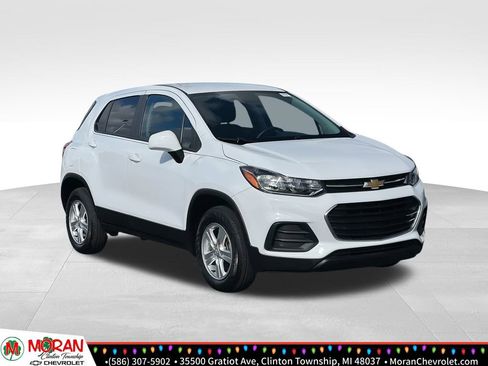 Certified 2022 Chevrolet Trax LS w/ Tint and Cruise Package image 8