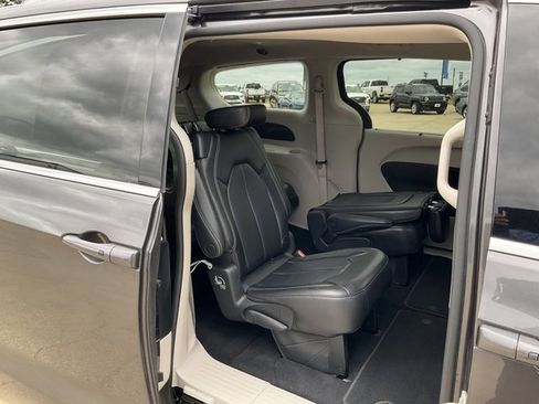 Used 2023 Chrysler Pacifica Touring-L FWD image 14