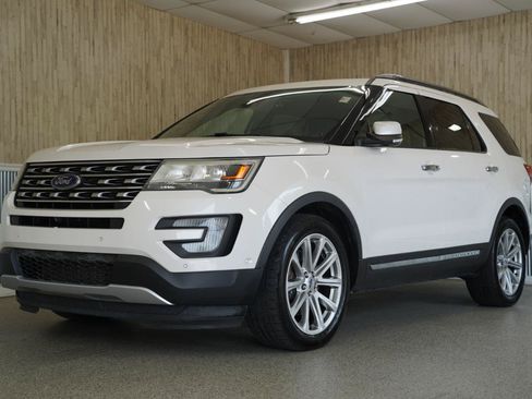 Used 2017 Ford Explorer Limited w/ Equipment Group 301A FWD image 4