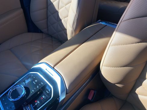 Used 2025 BMW 740i w/ Premium Package image 72