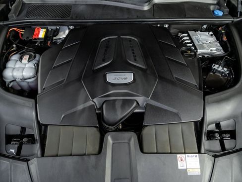 Certified 2022 Porsche Cayenne Platinum Edition w/ Premium Package Plus image 35