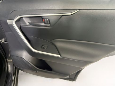 Used 2019 Toyota RAV4 LE FWD image 27