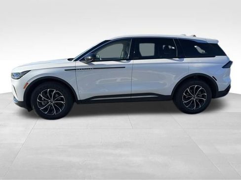 Used 2025 Lincoln Nautilus Premier image 2