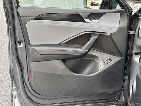 Used 2025 Volkswagen Tiguan SE AWD/4WD image 17