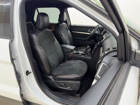 Used 2018 Ford Explorer XLT w/ Equipment Group 202A FWD image 12