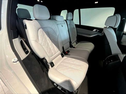 Used 2025 BMW X7 xDrive40i w/ M Sport Package AWD/4WD image 32