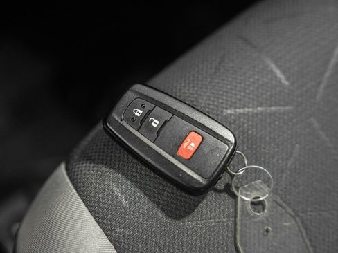 Used 2025 Toyota RAV4 XLE AWD/4WD image 41