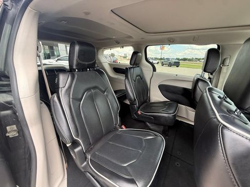 Used 2023 Chrysler Pacifica Limited FWD image 18
