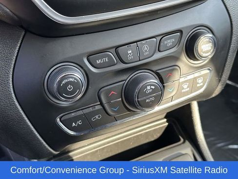 Used 2019 Jeep Cherokee Latitude Plus w/ Comfort/Convenience Group image 6