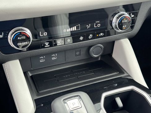 New 2025 Mitsubishi Outlander SE image 26