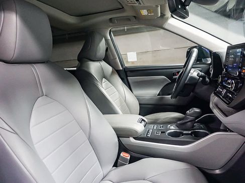 Used 2020 Toyota Highlander XLE image 20