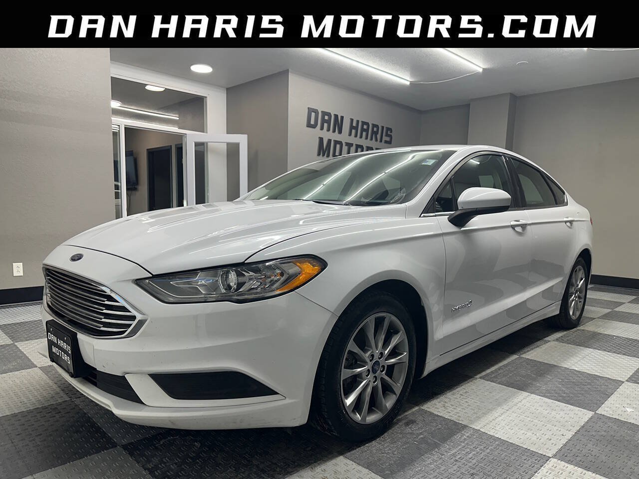 Used 2017 Ford Fusion SE FWD image 1