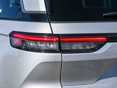 New 2025 Jeep Grand Cherokee Laredo image 7