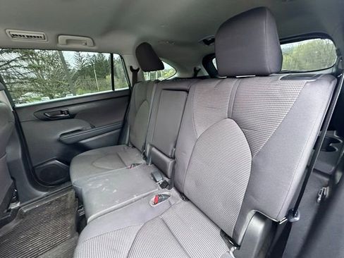Used 2022 Toyota Highlander LE AWD/4WD image 11