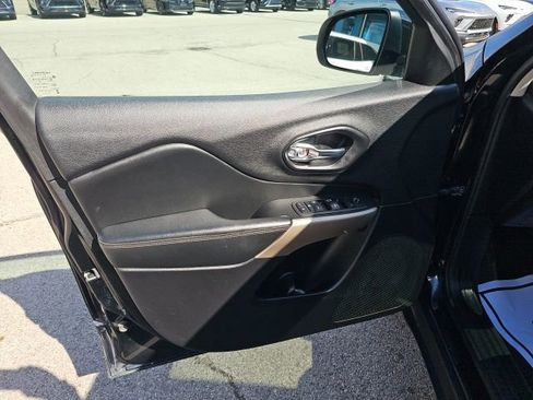 Used 2017 Jeep Cherokee Limited image 13