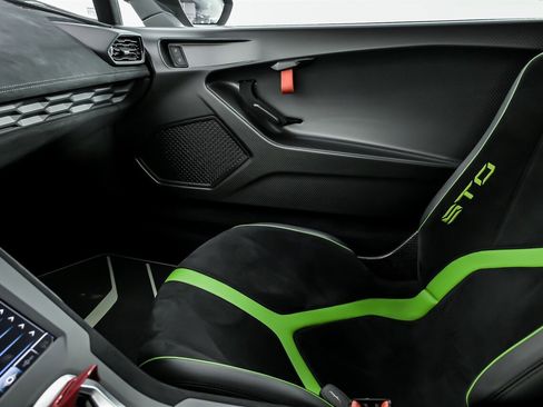 Used 2022 Lamborghini Huracan STO image 38