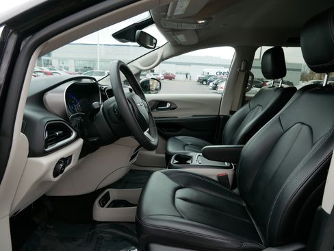 Used 2024 Chrysler Pacifica Touring-L FWD image 32