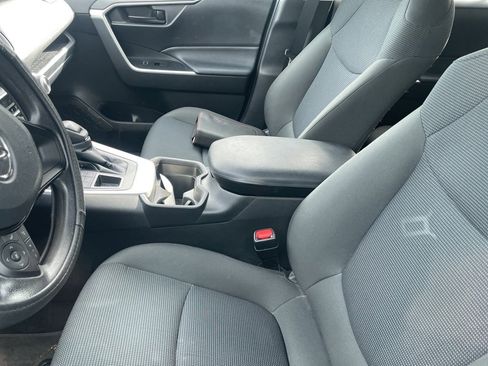 Used 2021 Toyota RAV4 LE image 5
