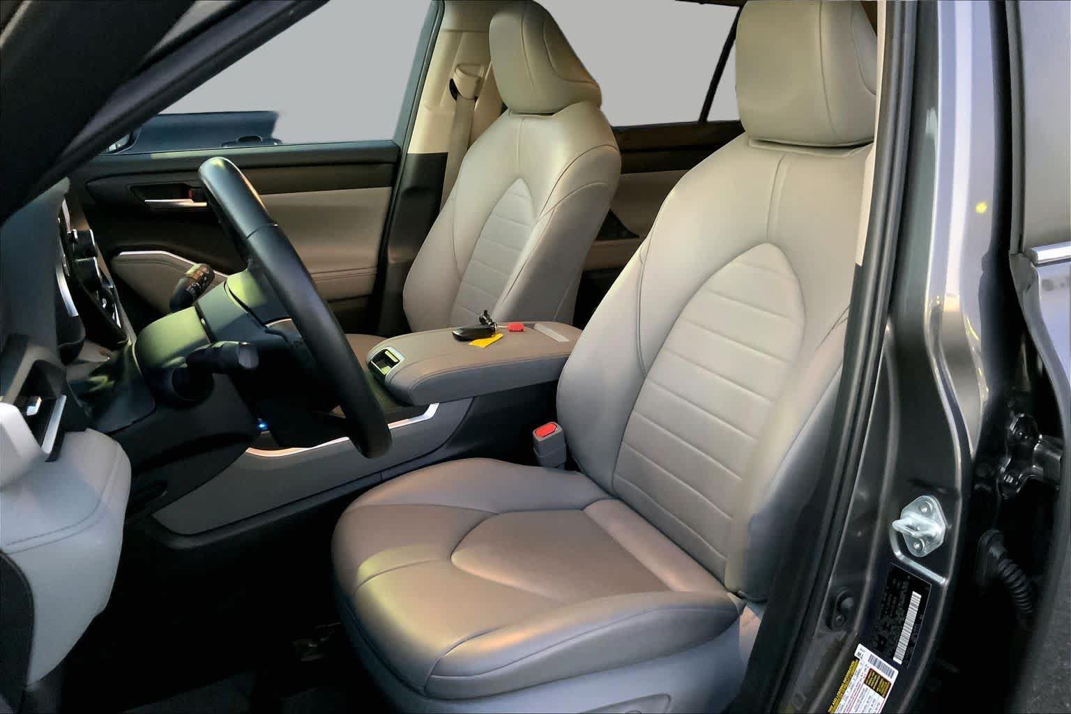 Used 2024 Toyota Highlander XLE FWD image 7