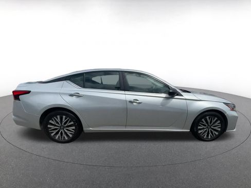 Used 2024 Nissan Altima 2.5 SV FWD image 16