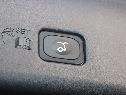 Used 2025 Lincoln Nautilus Premier image 56