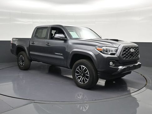 Used 2022 Toyota Tacoma TRD Sport w/ Technology Package RWD image 5