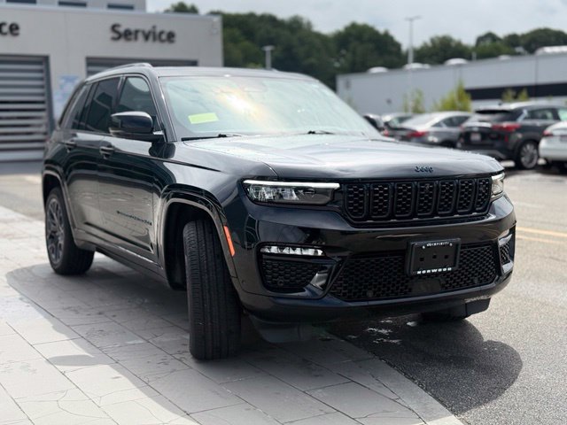 Used 2023 Jeep Grand Cherokee Summit AWD/4WD image 9